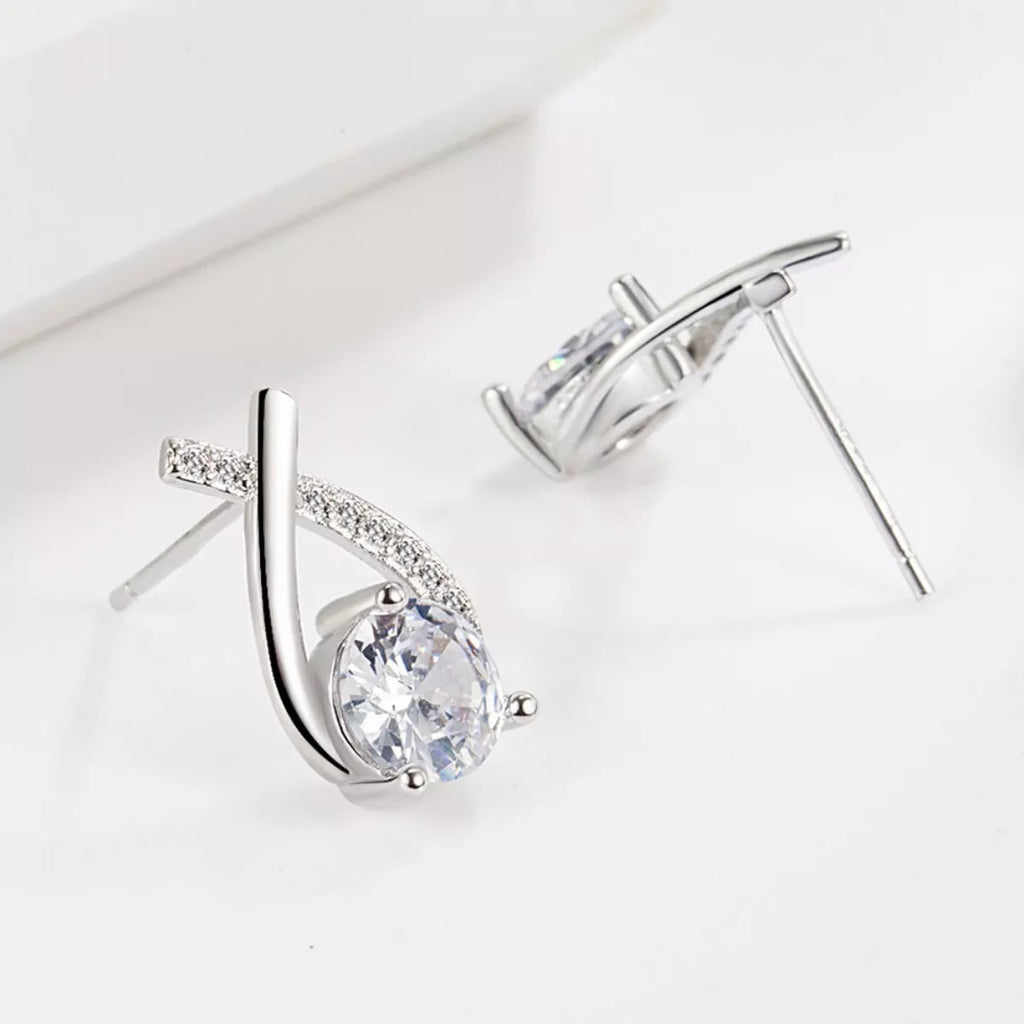 1-Karat Moissanit-Ohrstecker, 925 Silber, Detail der Klinke und Zargenfassung