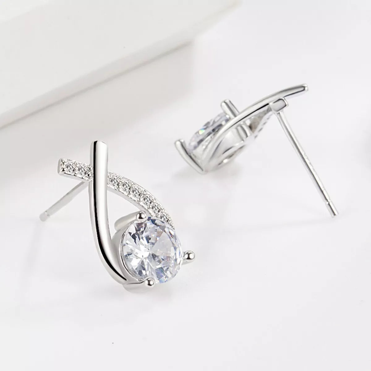 1-Karat Moissanit-Ohrstecker, 925 Silber, Detail der Klinke und Zargenfassung