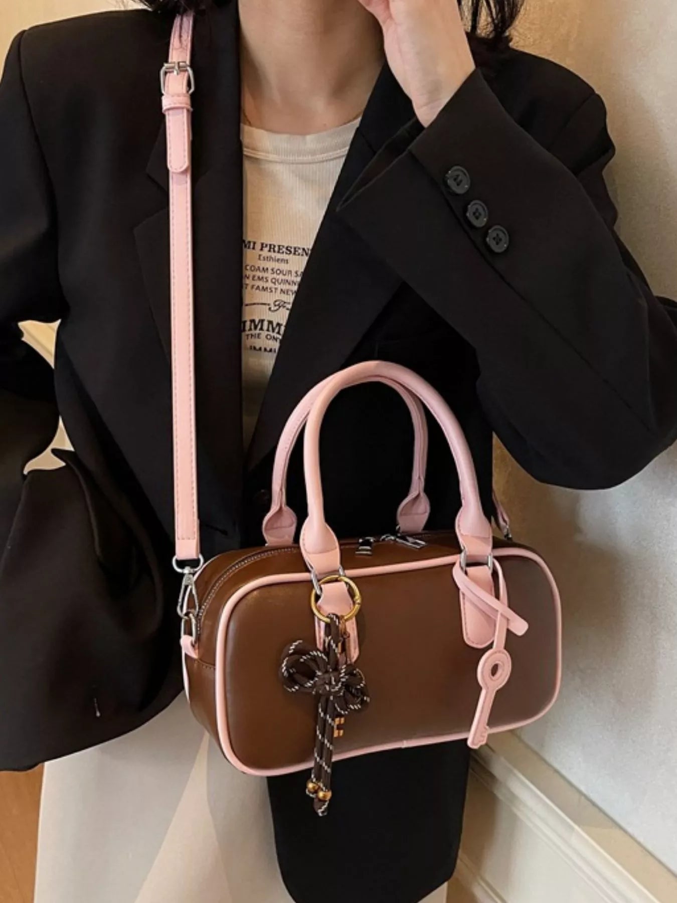 Barrel Crossbody Bag braun mit rosafarbenem Schultergurt, Anhänger am Schlüsselring
