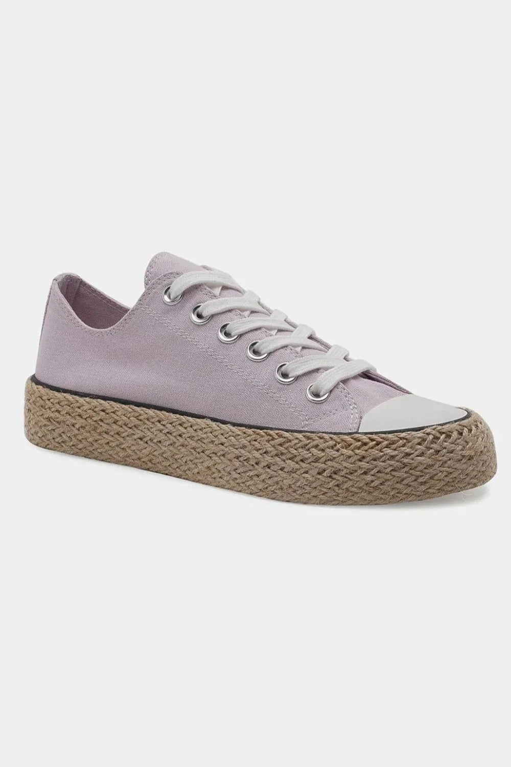 Lilac low-top sneakers with white laces and jute-woven platform sole