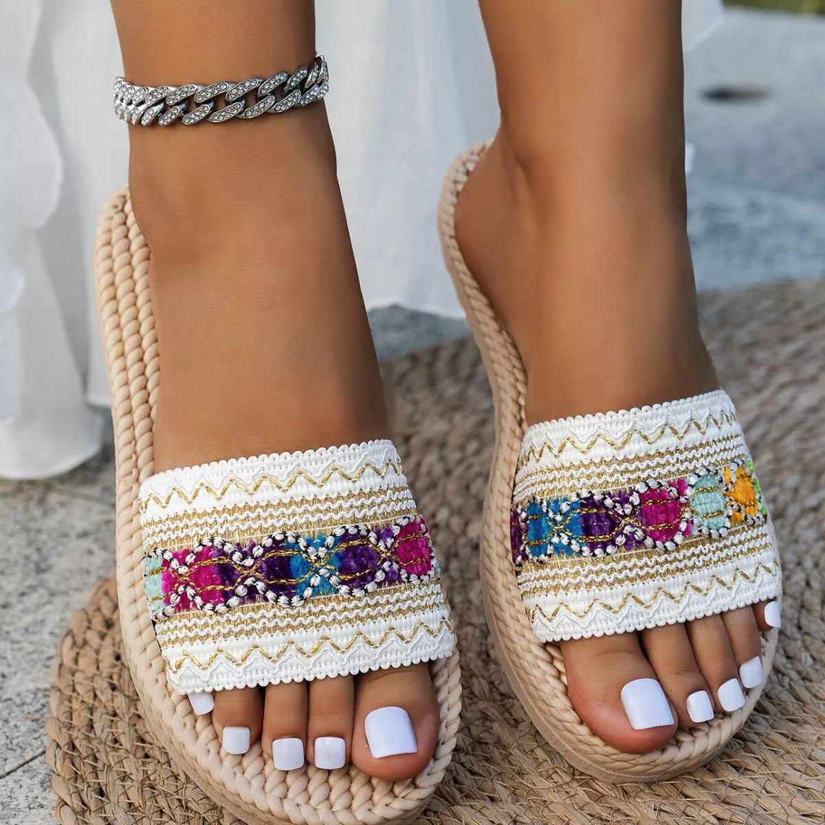 Sandales à bout ouvert blanches avec broderie multicolore, semelles tressées