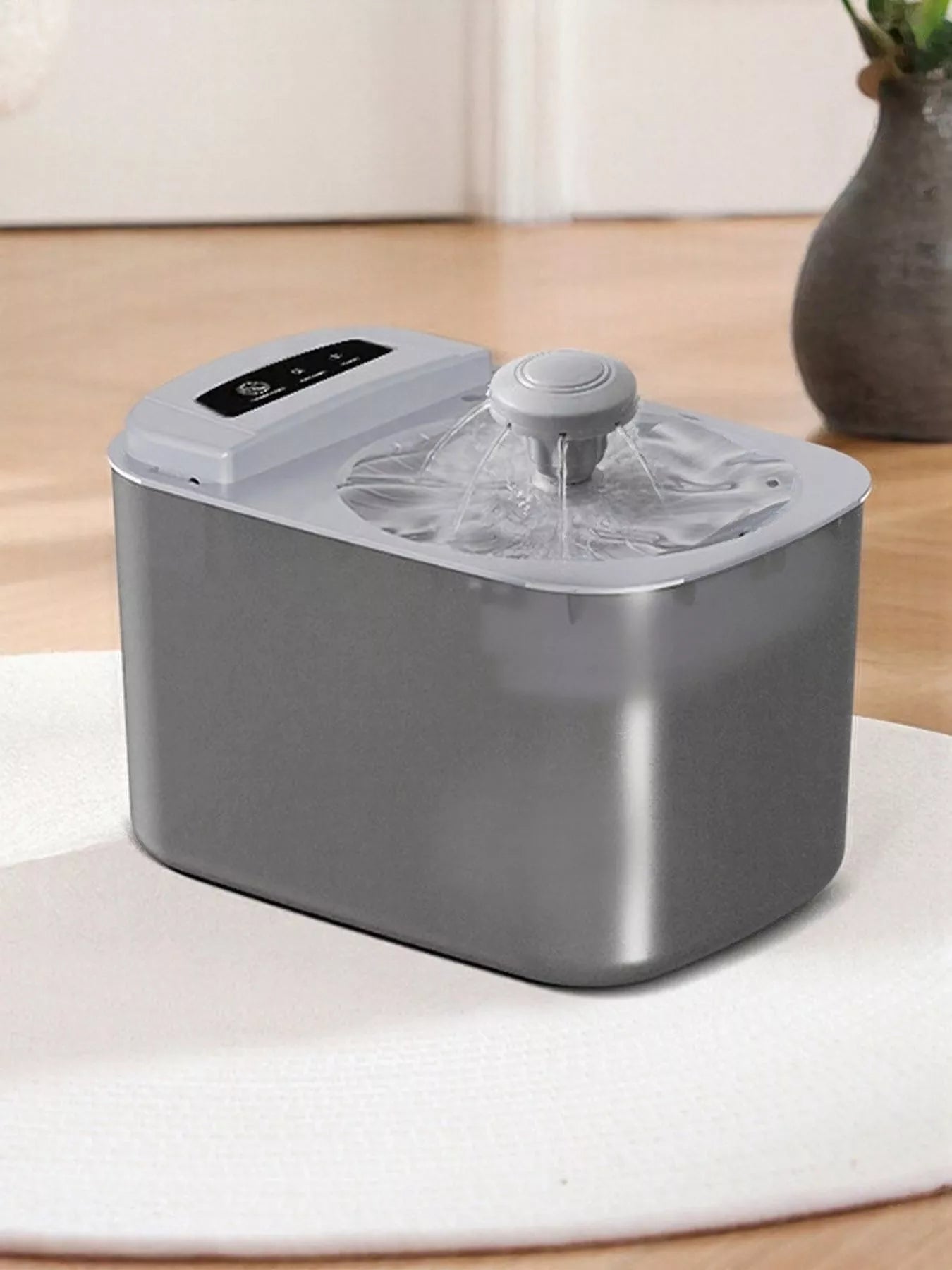 Automatic Pet Water Fountain – graues Gehäuse mit Deckel und zentralem Sprühaufsatz