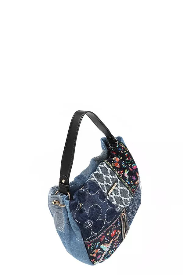 Nicole Lee Bosque De Amor denim hobo bag vista lateral con asa negra y parches decorativos