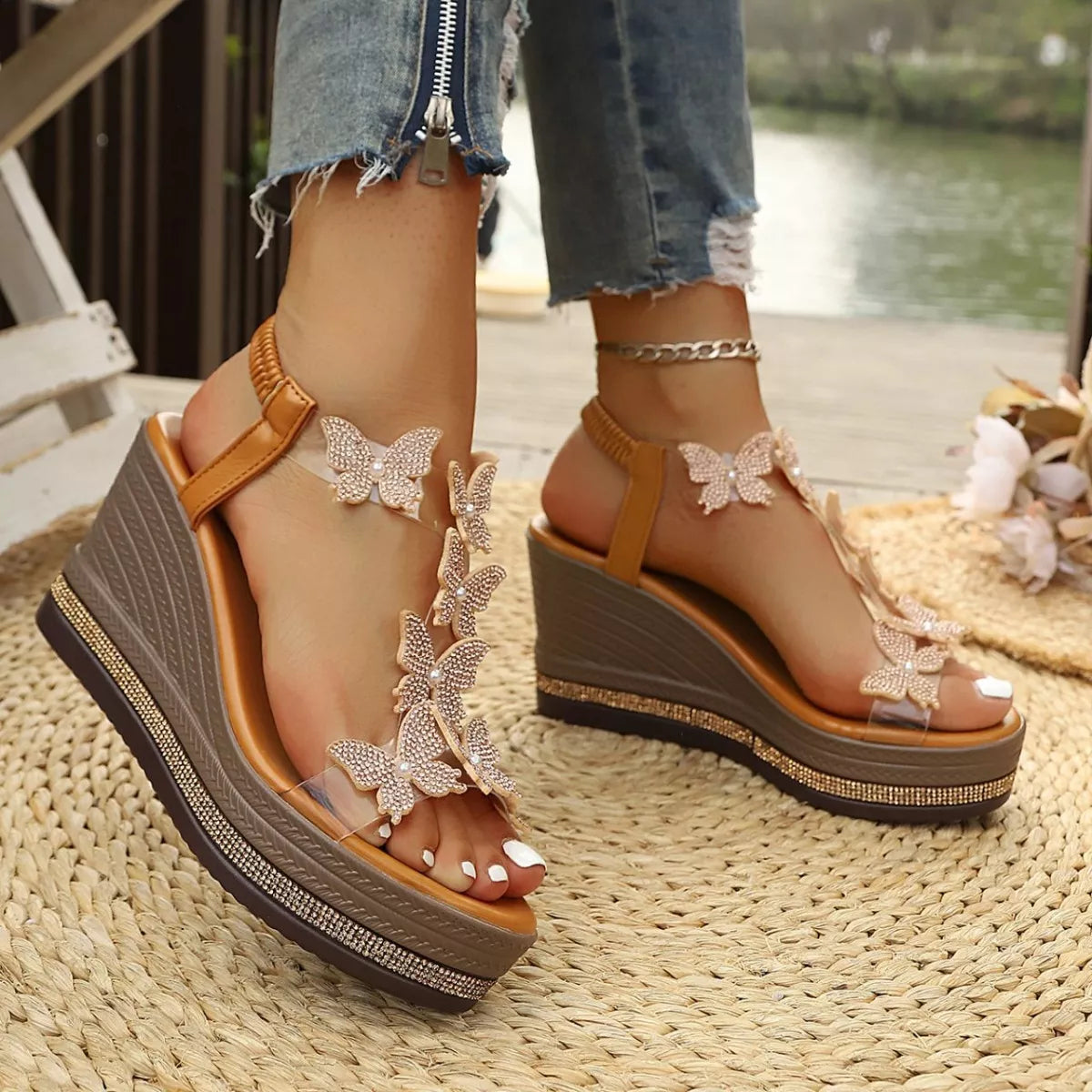 Karamell Wedgesandalen mit Schmetterlingsapplikationen und Knöchelriemen, Keilabsatz mit Zierband