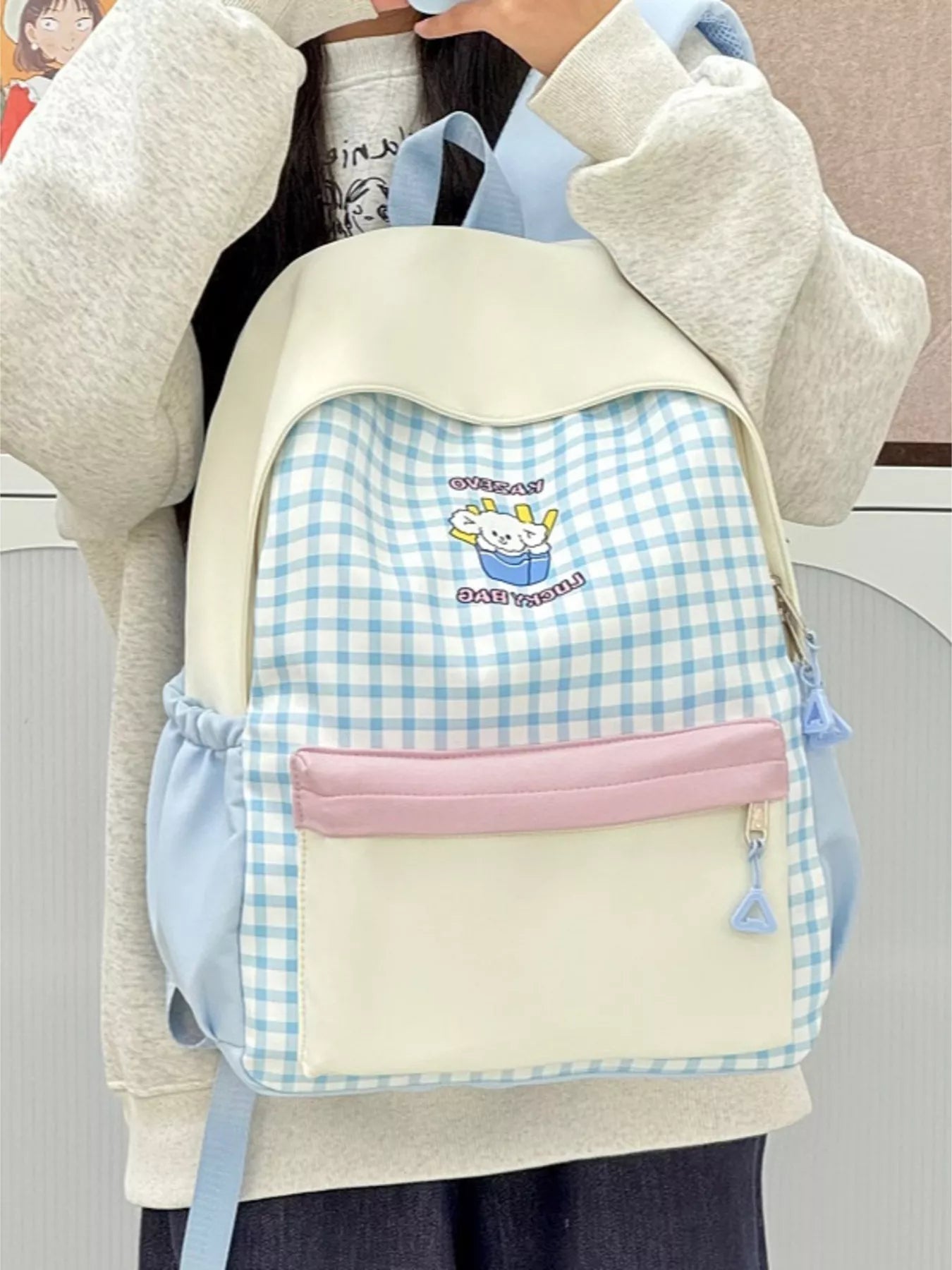 Cartoon-Gingham-Rucksack blau-weiß kariert mit weißem Klappdeckel und rosa Vordertasche