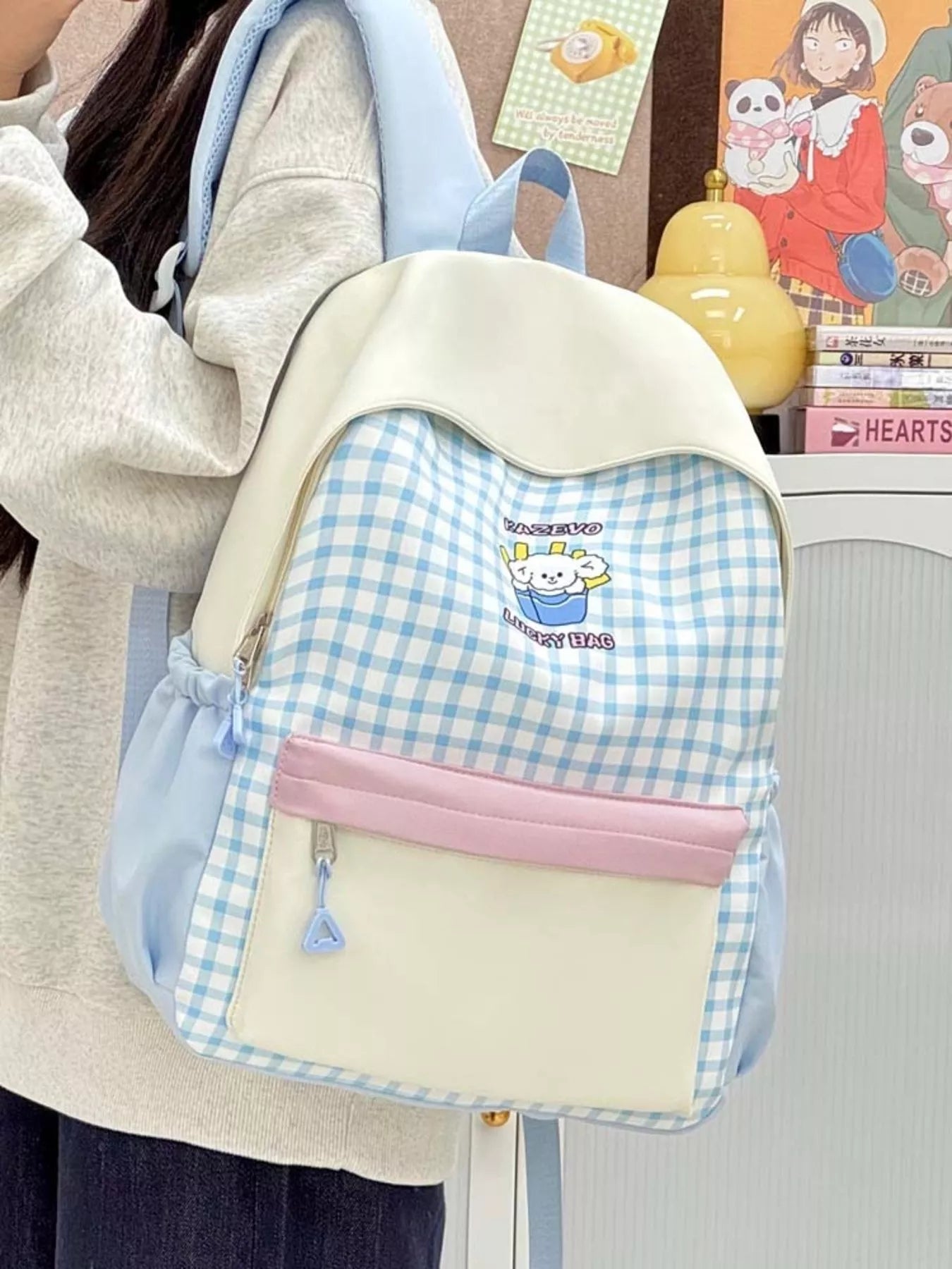 Blauer Cartoon-Gingham-Rucksack mit weißem Umschlag und rosa Fronttasche