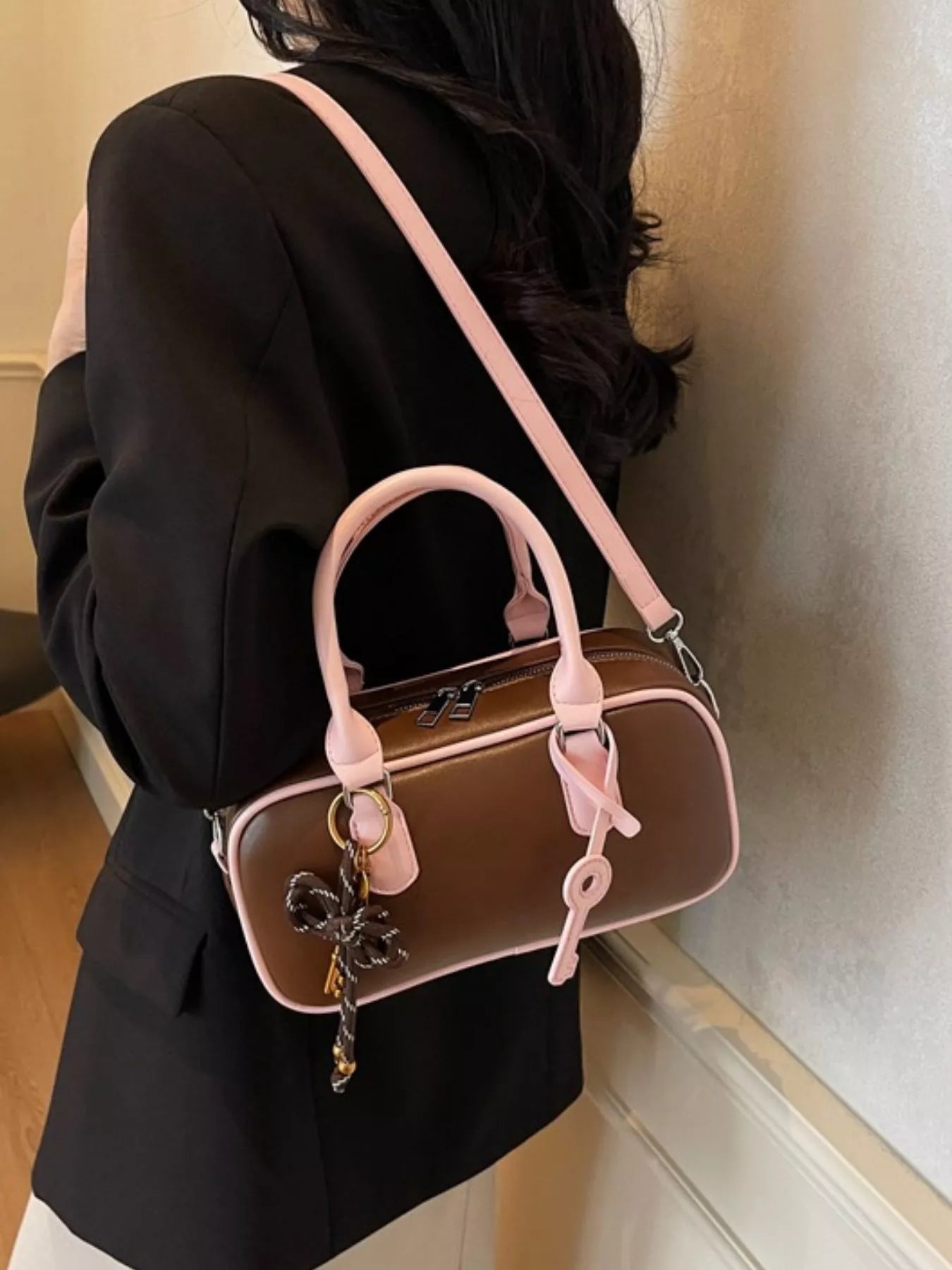 Barrel Crossbody Bag braun mit rosafarbenem Schultergurt und Schlüsselanhänger