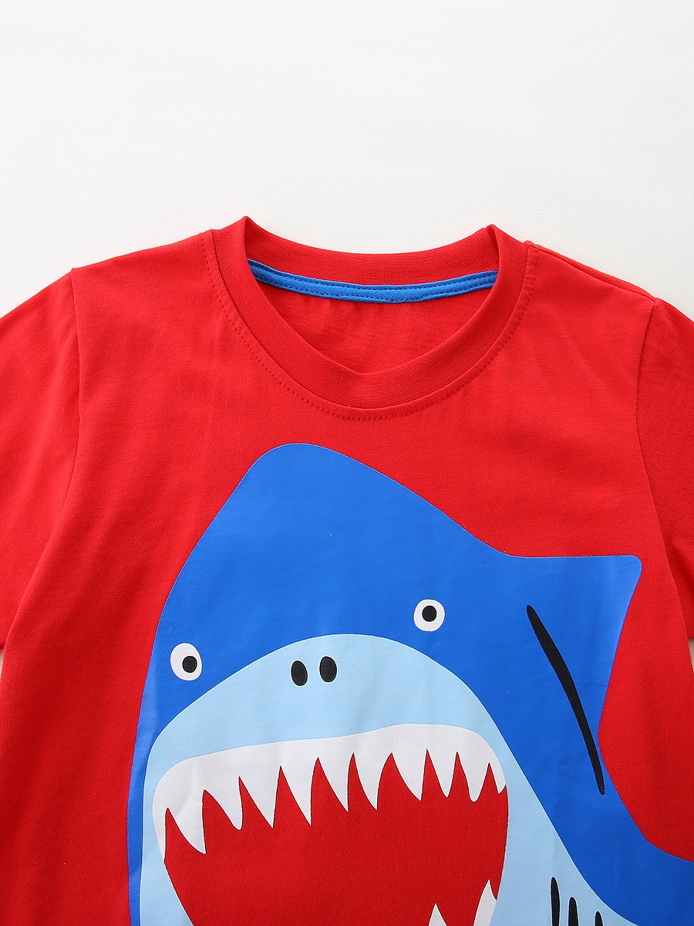 Rotes Kinder-T-Shirt mit blau-weißem Hai-Motiv