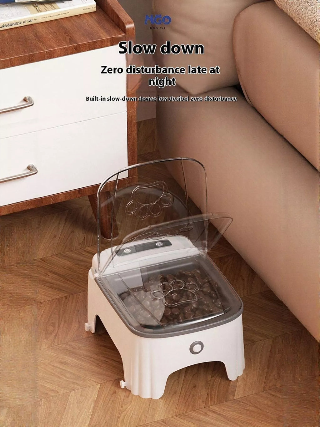 Automatic Pet Feeder mit halb geöffneter Klappe und transparenter Abdeckung vor der Schüssel