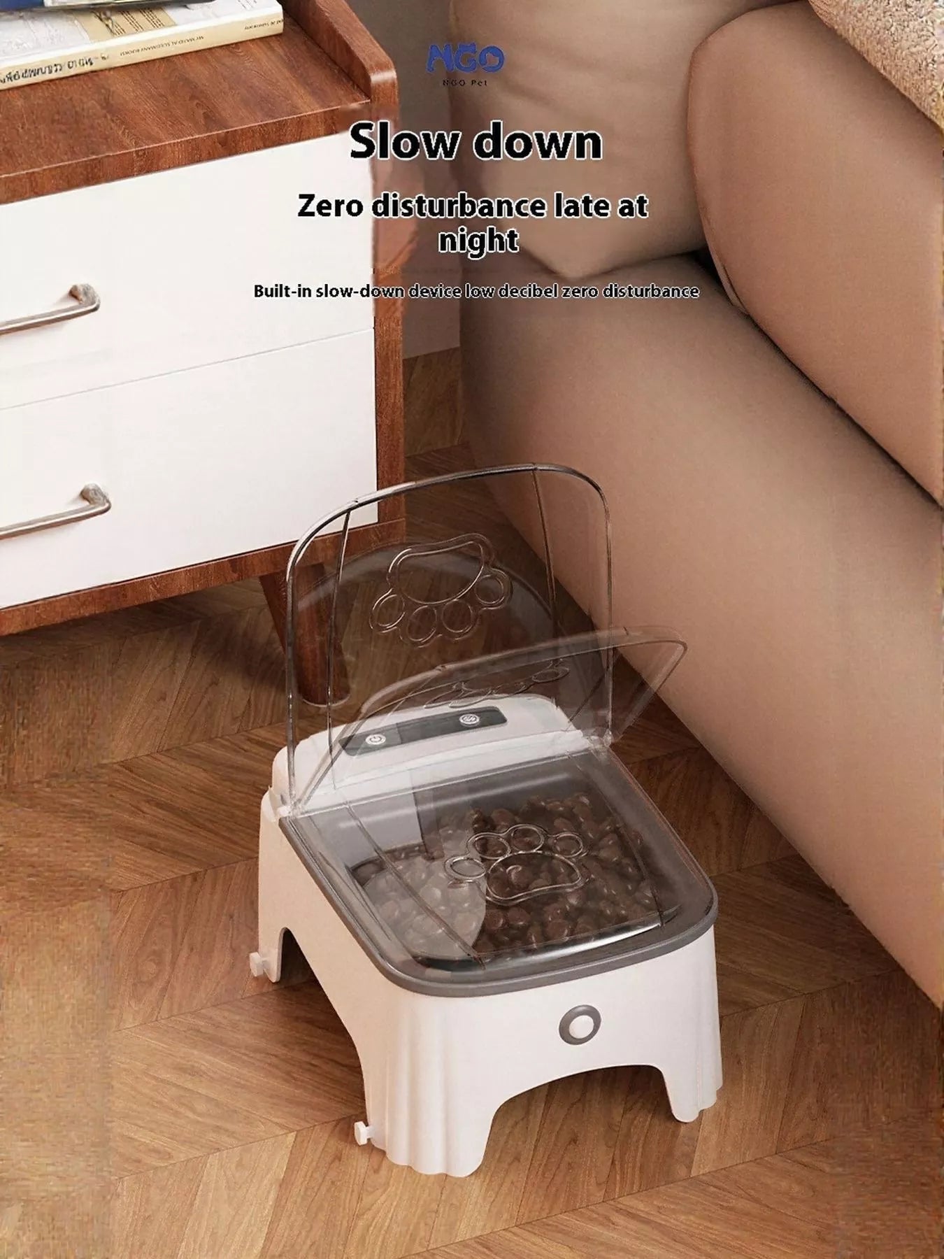 Automatic Pet Feeder mit halb geöffneter Klappe und transparenter Abdeckung vor der Schüssel