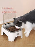 Automatic Pet Feeder mit erhöhtem Napf, geöffneter Klappe und Futter im Schüsselbereich