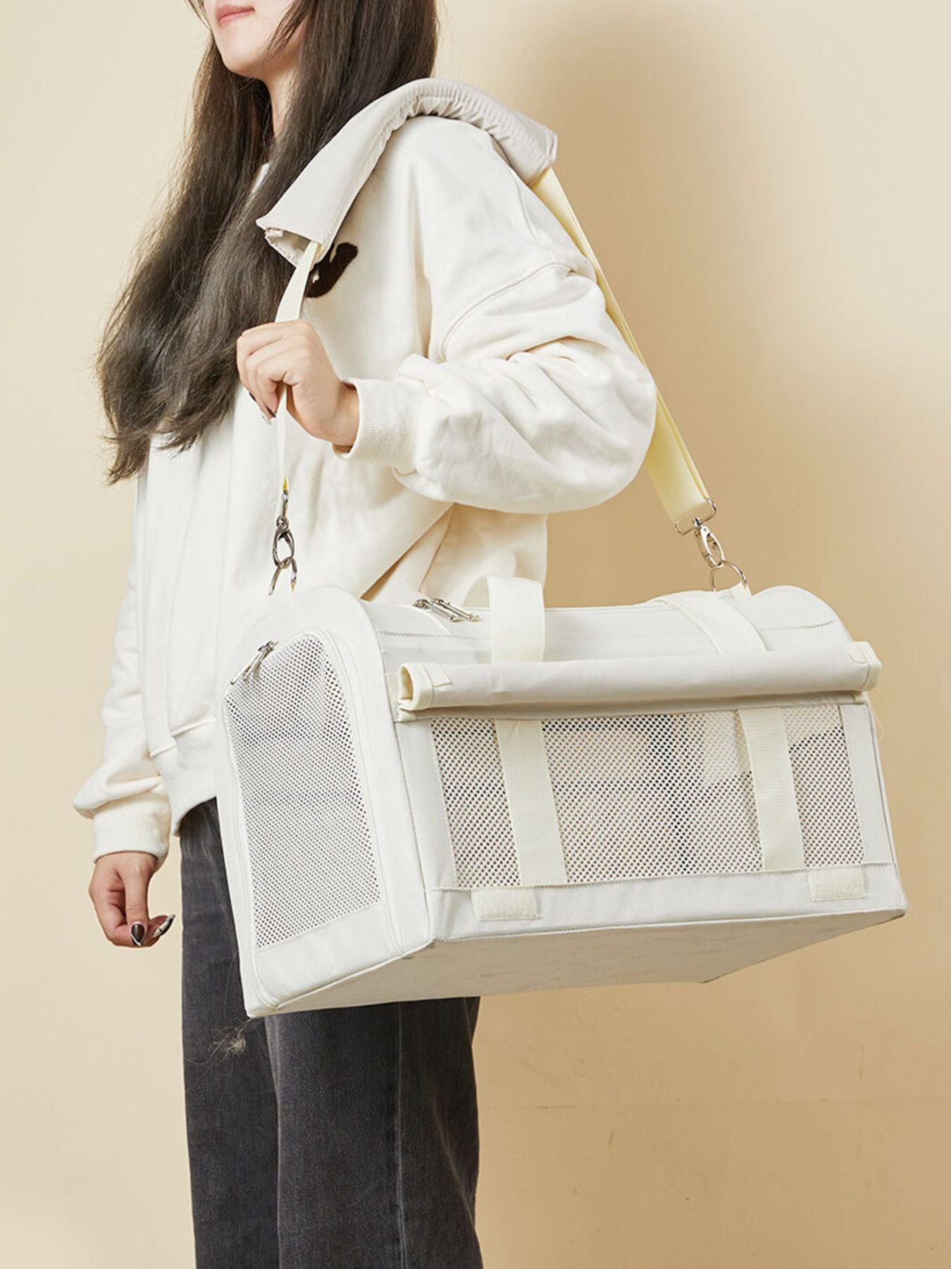 Trendsi pet carrier bag with mesh side, handles and straps, plush interior, white.