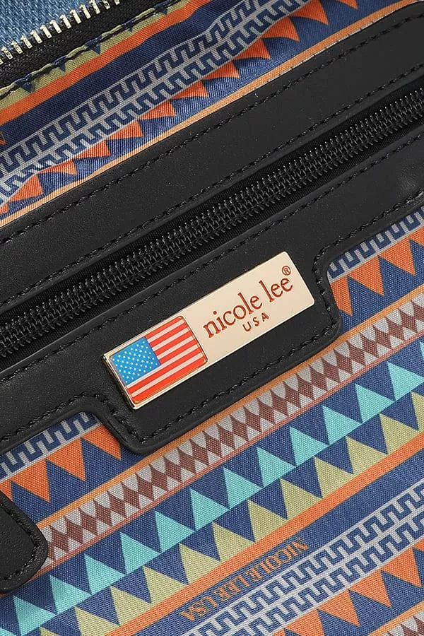 Etiqueta Nicole Lee USA en bolsillo con cremallera, sobre tela denim estampada Bosque De Amor
