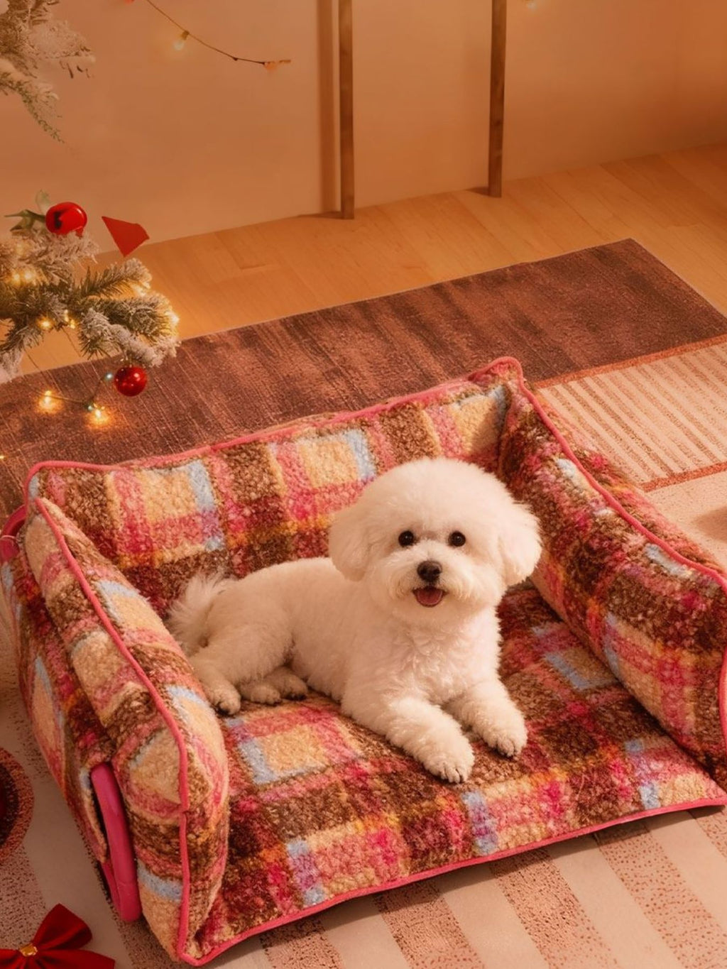 Plüsch-Pet-Sofa mit Karomuster und pinken Einfassungen; Hund liegt vorn