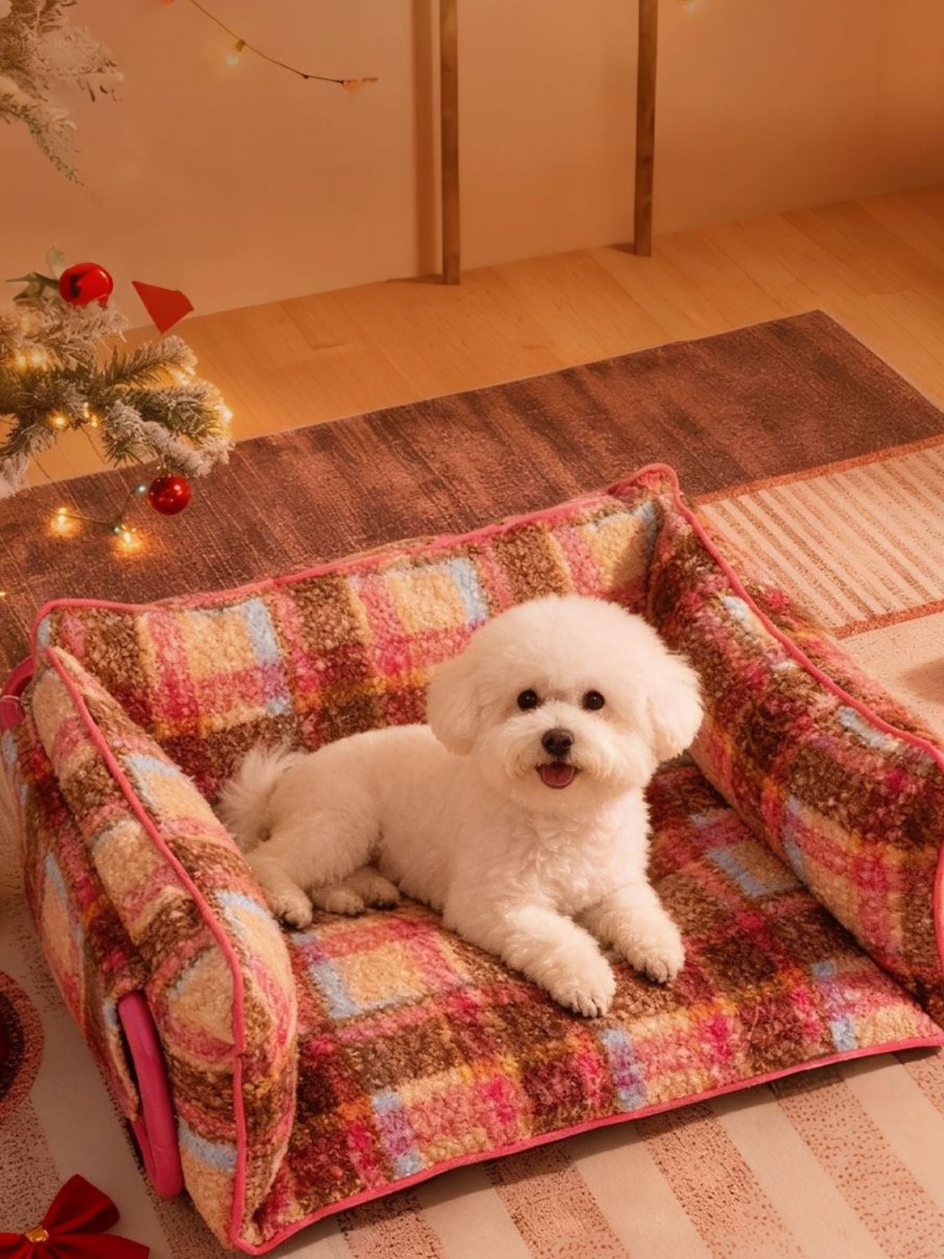 Plüsch-Pet-Sofa mit Karomuster und pinken Einfassungen; Hund liegt vorn