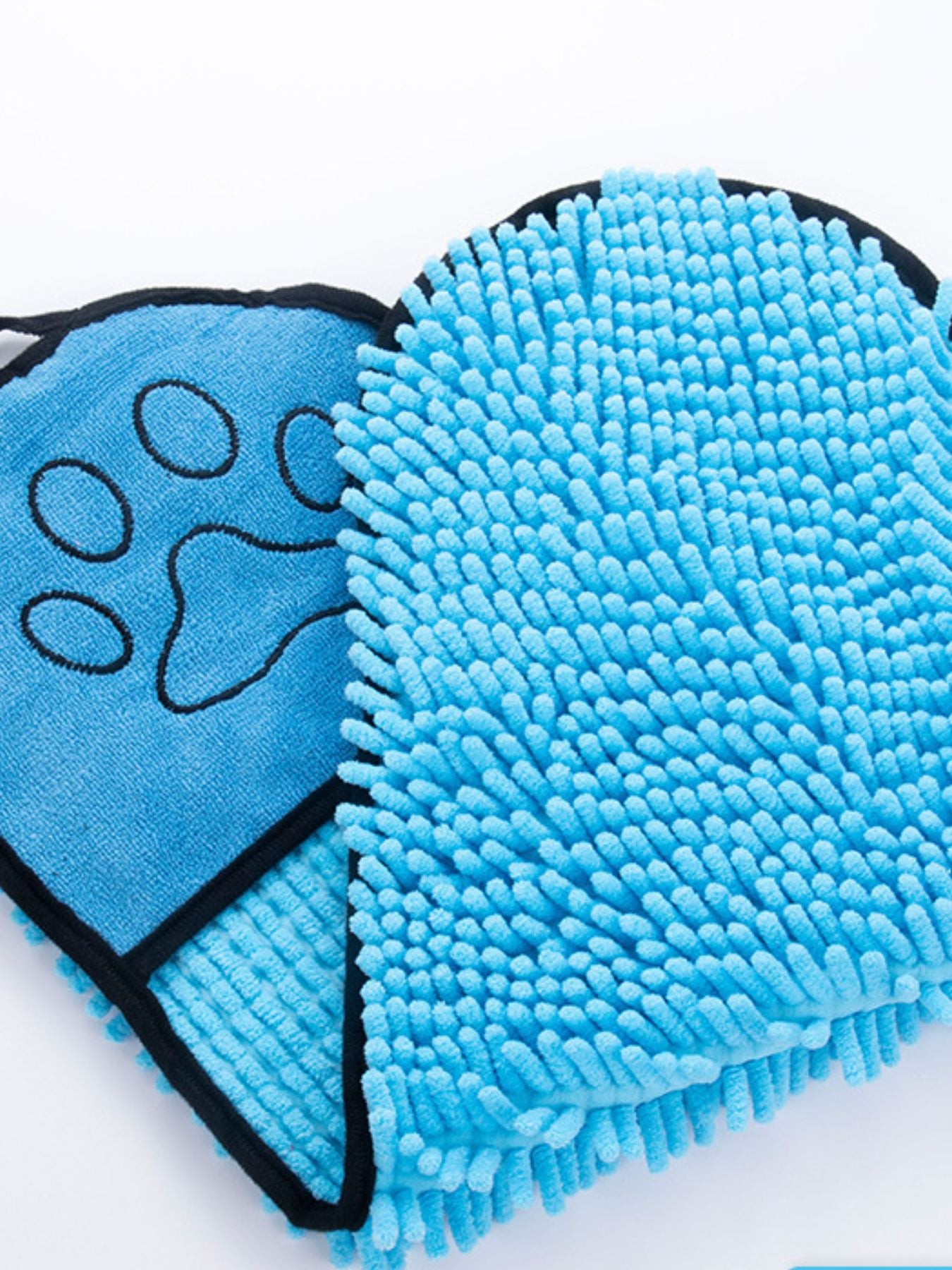 Paw Print Pet Towel azul cielo con borde negro y huellas en contorno