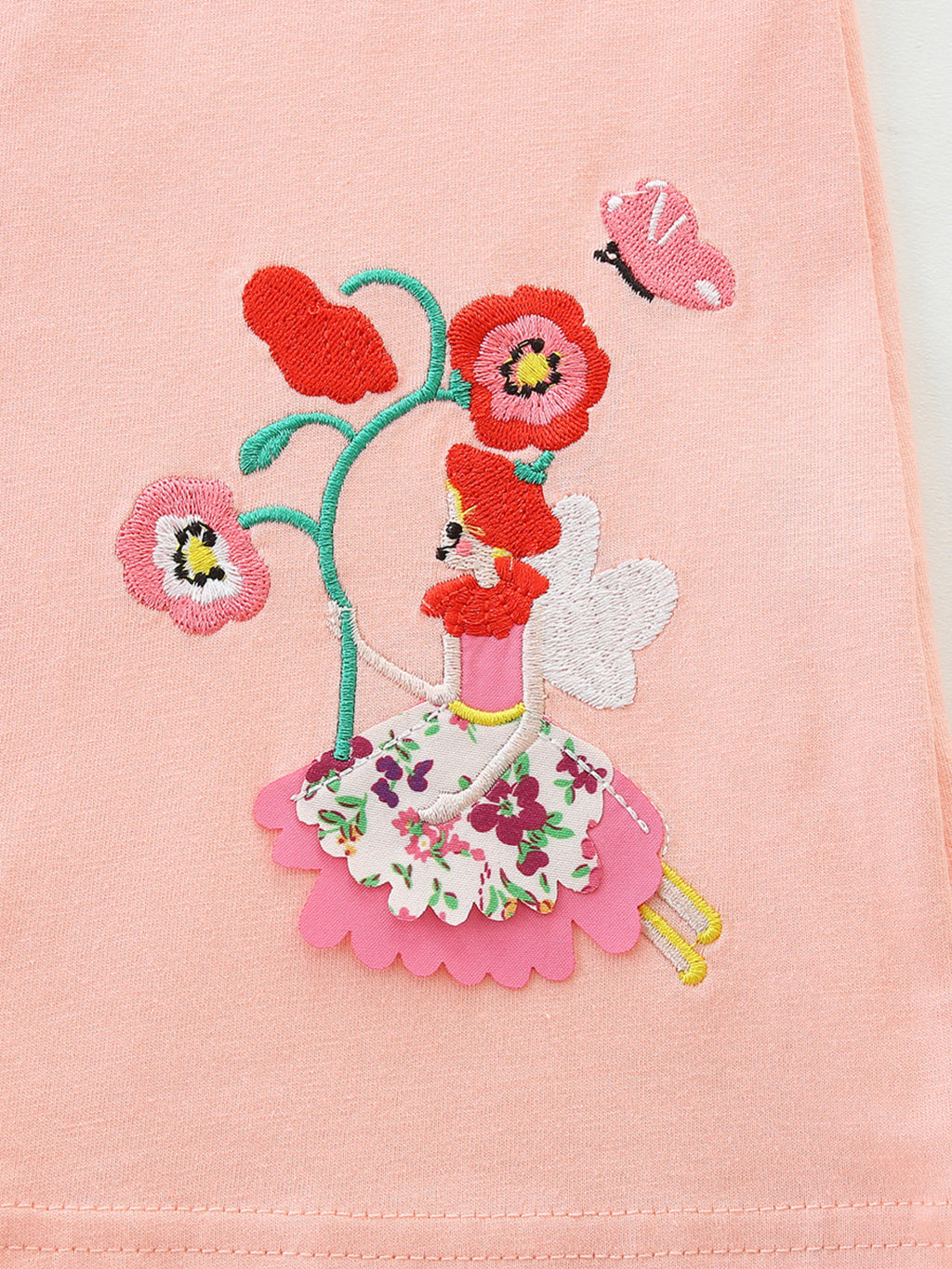 Watermelon pink Kleid-Detail: bunte Blumen- und Figurstickerei