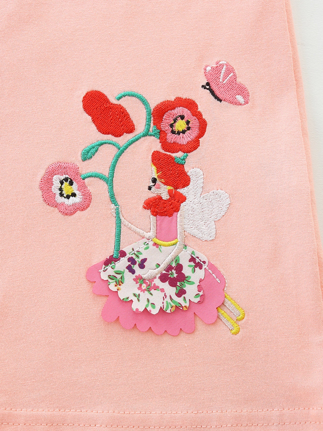 Watermelon pink Kleid-Detail: bunte Blumen- und Figurstickerei