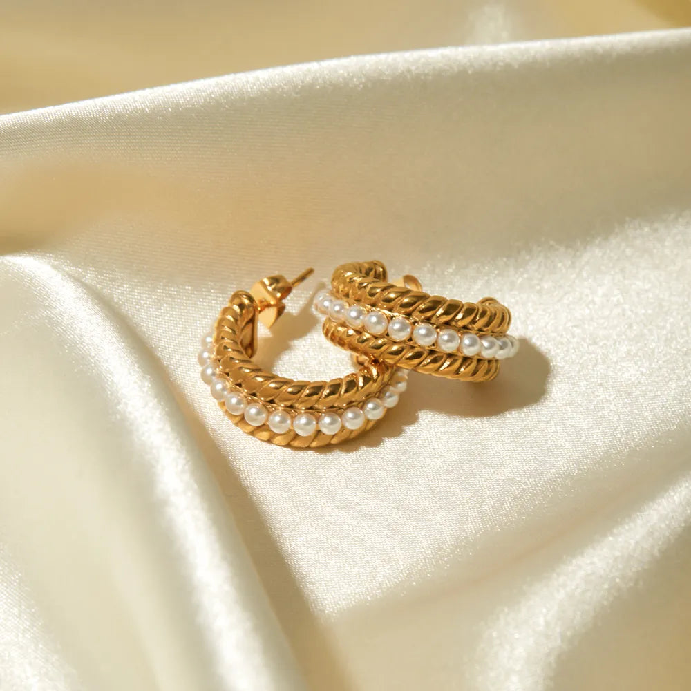 Goldene C-Hoop-Ohrringe mit Ziergitter und mehrreihigen weißen Perlenstreifen