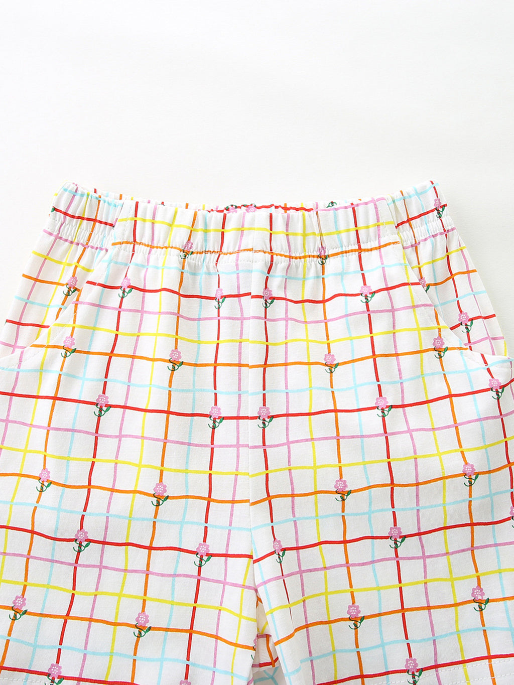 Multicolor plaid shorts with elastic waistband and ruffle-trimmed top edge