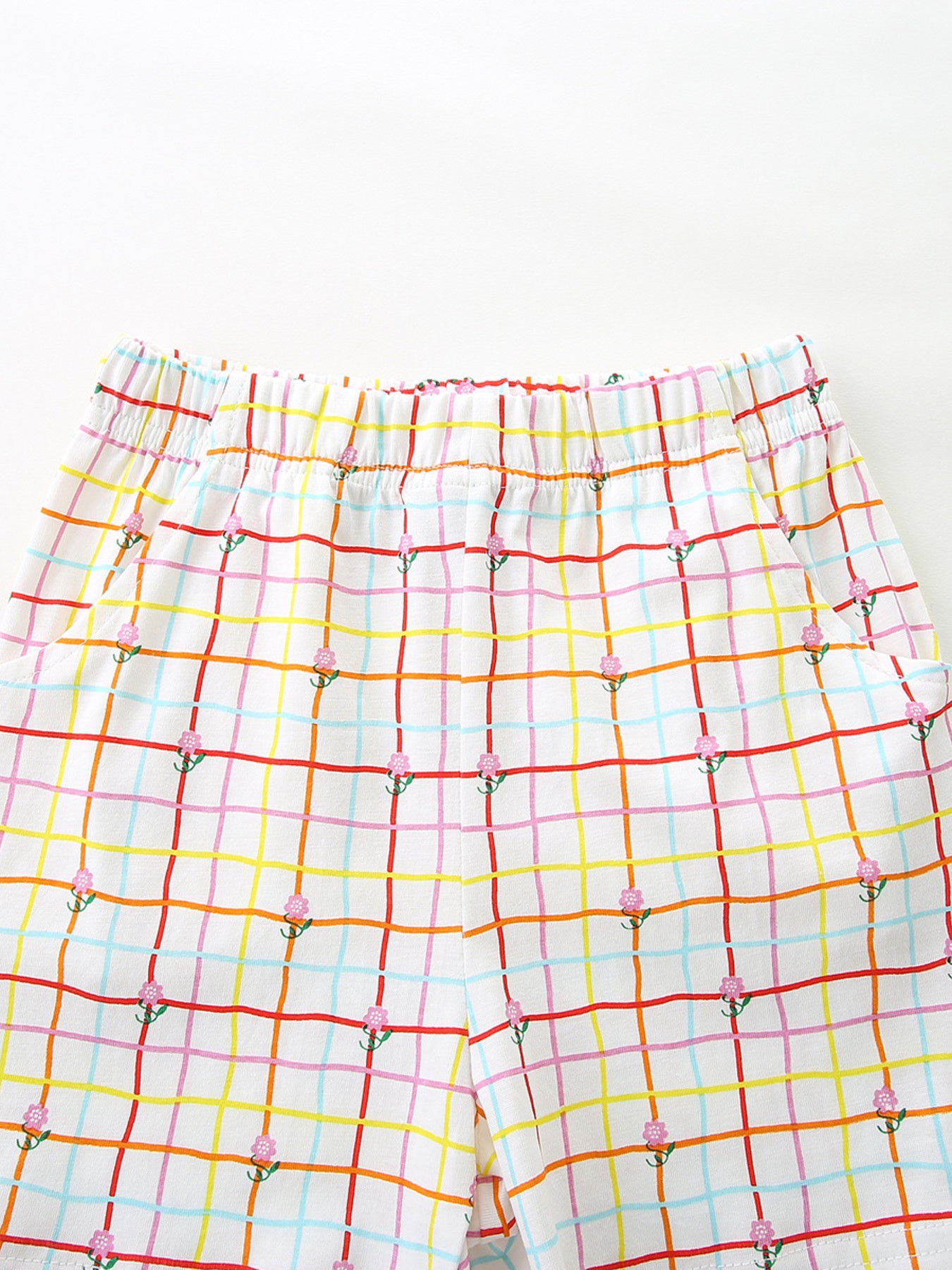 Multicolor plaid shorts with elastic waistband and ruffle-trimmed top edge