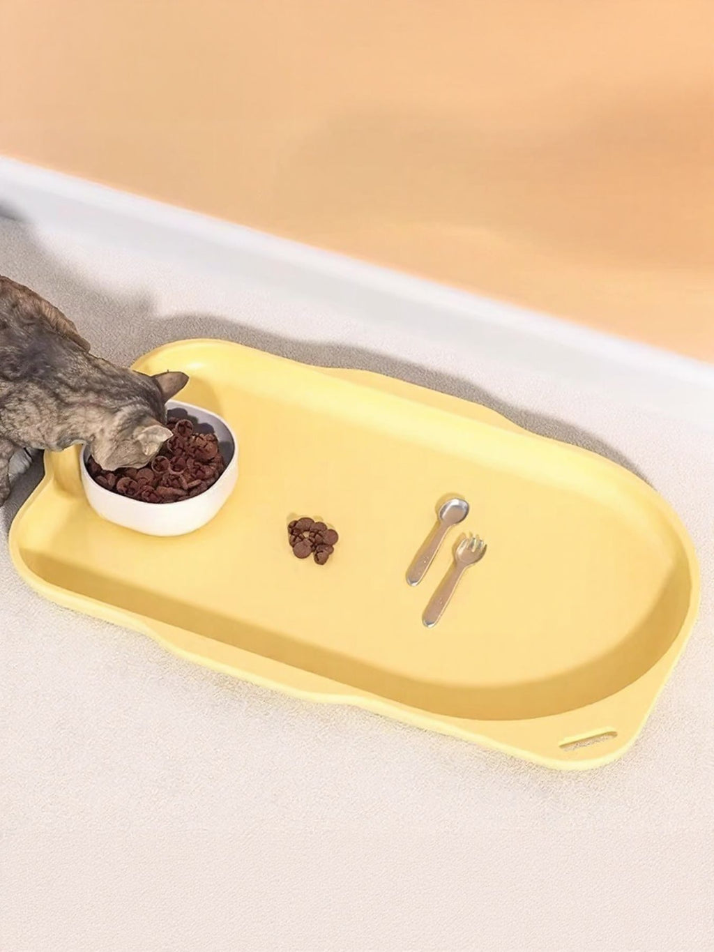 Pet bowl with tray in pastel yellow, with two built-in compartments for food