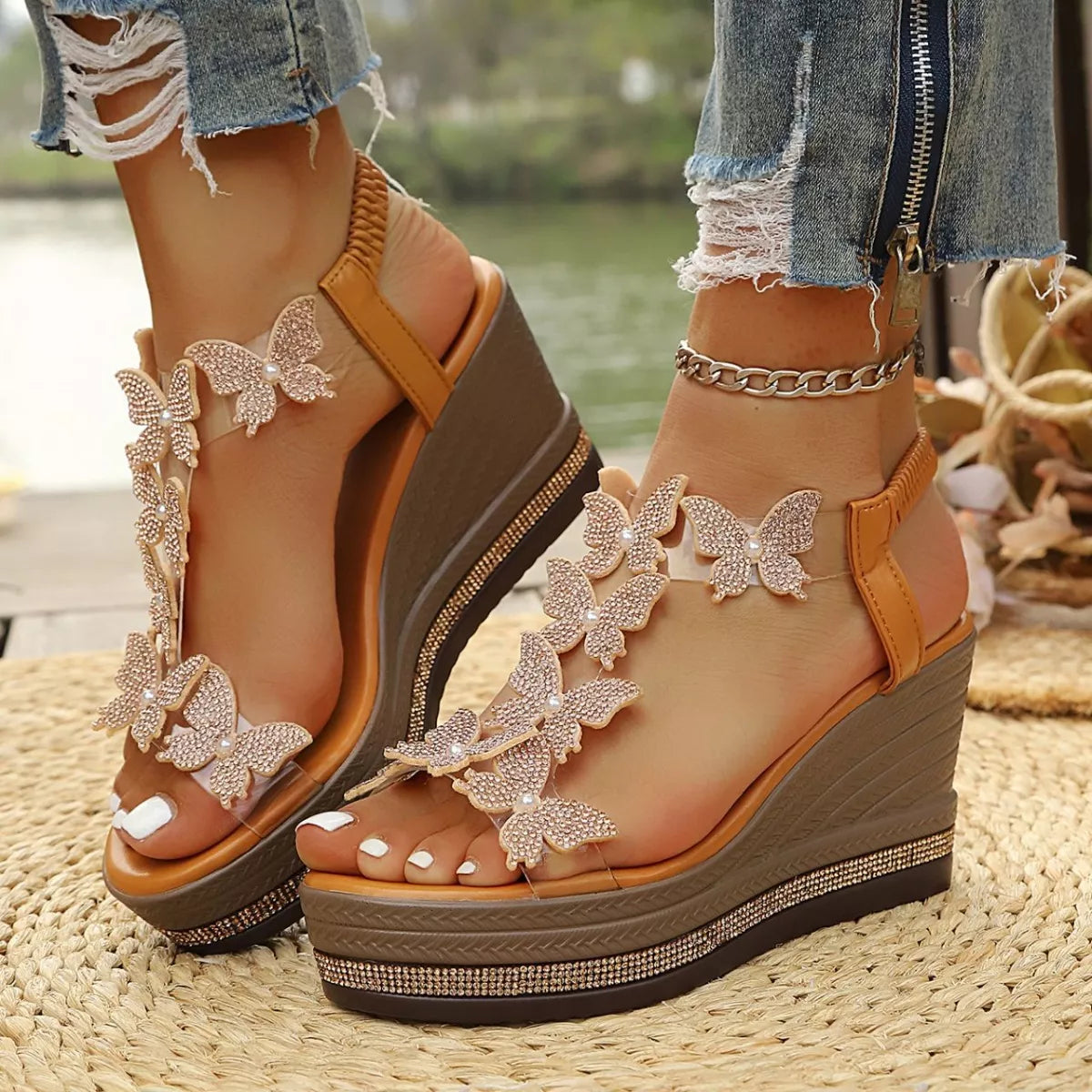 Karamell Wedgesandalen mit Schmetterlingsapplikationen aus Strass, offener Zeh, Knöchelriemen