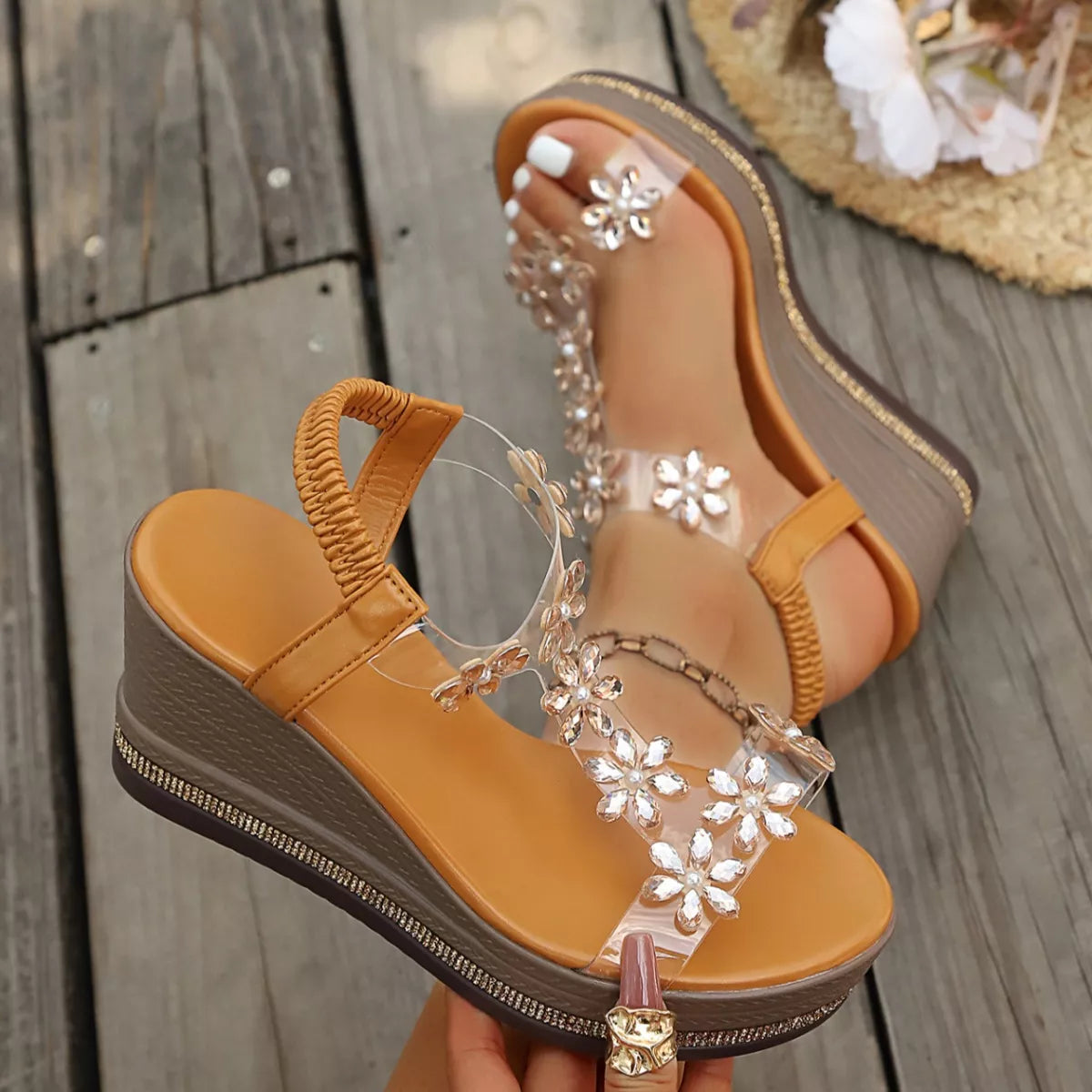 Karamellfarbene Zehenstegsandalen mit Schmetterling-Strass, Keilabsatz und Riemen am Vorderfuß