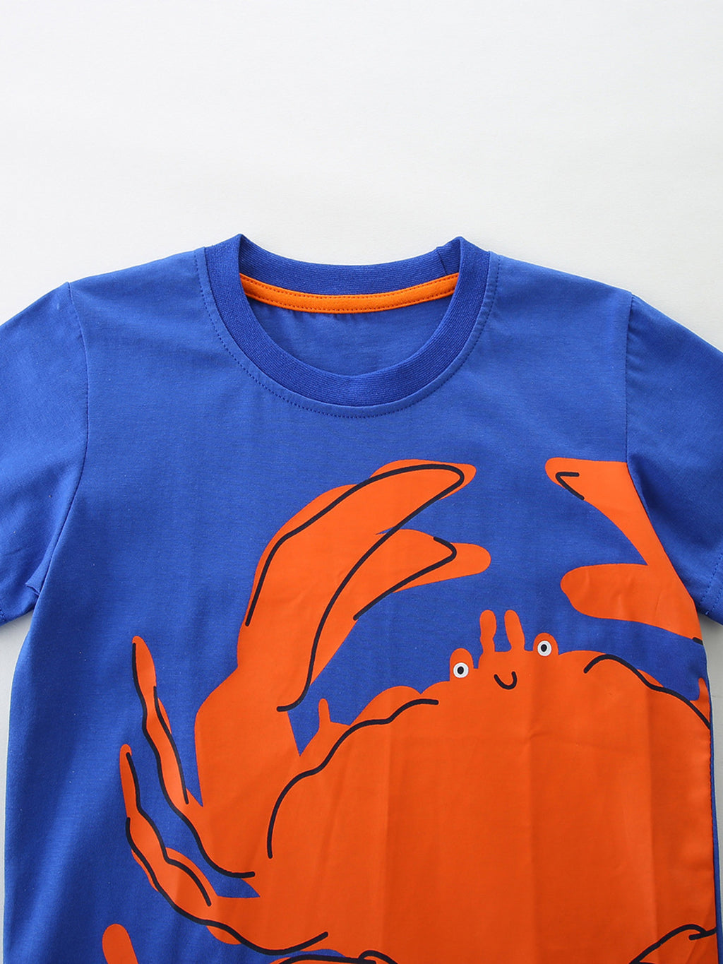 Blaues Kinder-T-Shirt mit orangefarbenem Krake-/Meerestiermotiv