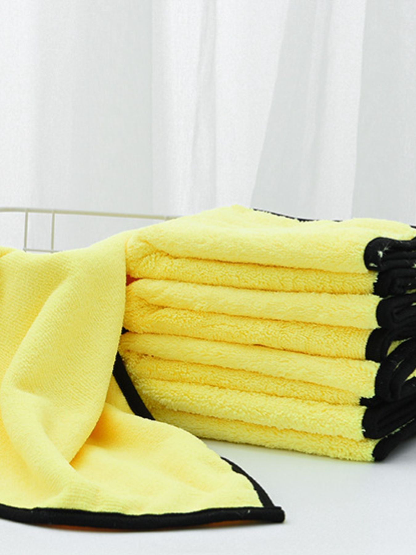 Paw Print Pet Towel amarillo con borde negro, toalla enrollada y apilada