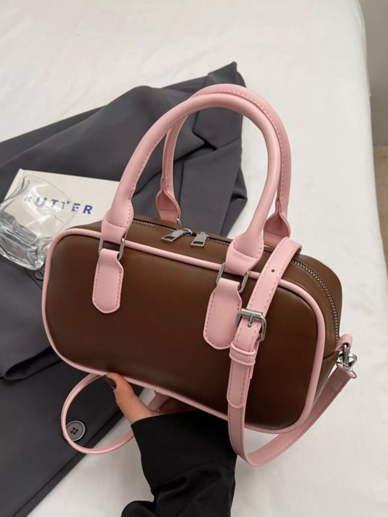 Braune Barrel Crossbody Bag mit rosafarbenen Griffen, verstellbarem Schultergurt