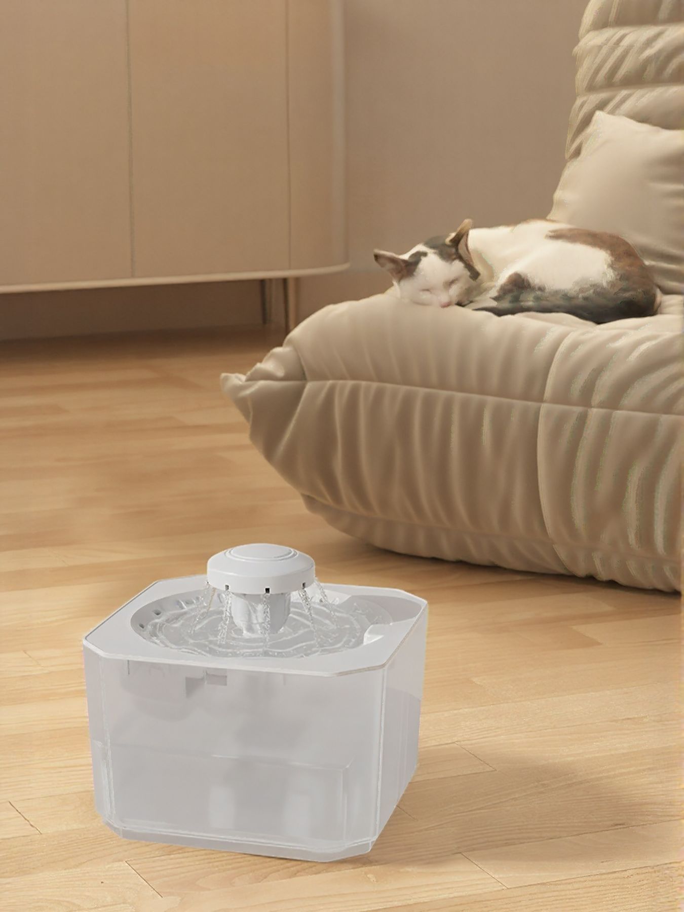 Automatic pet water fountain with white nozzle, clear covered water reservoir