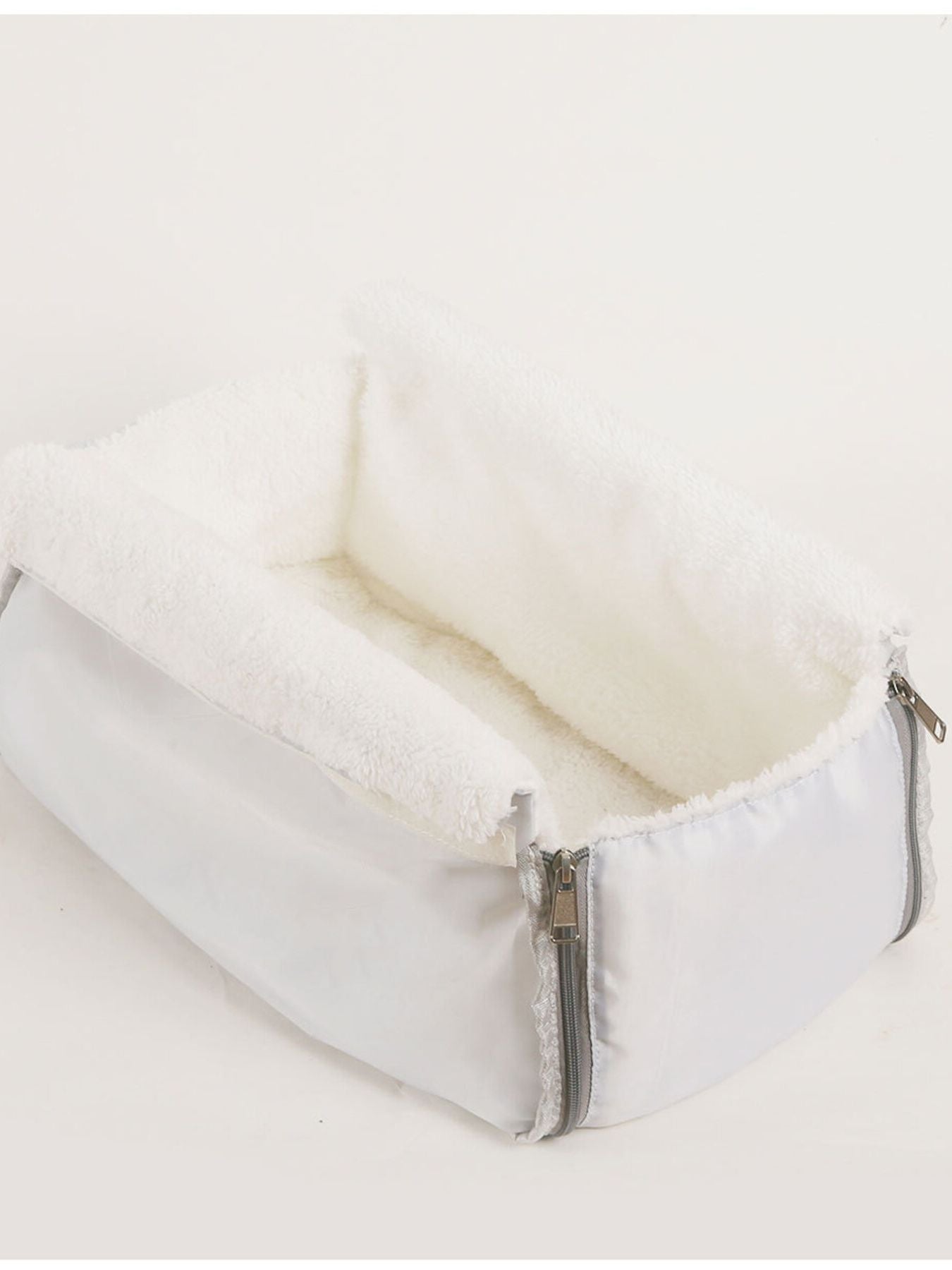 Pet carrier bag with removable fleece liner inside for cushioning