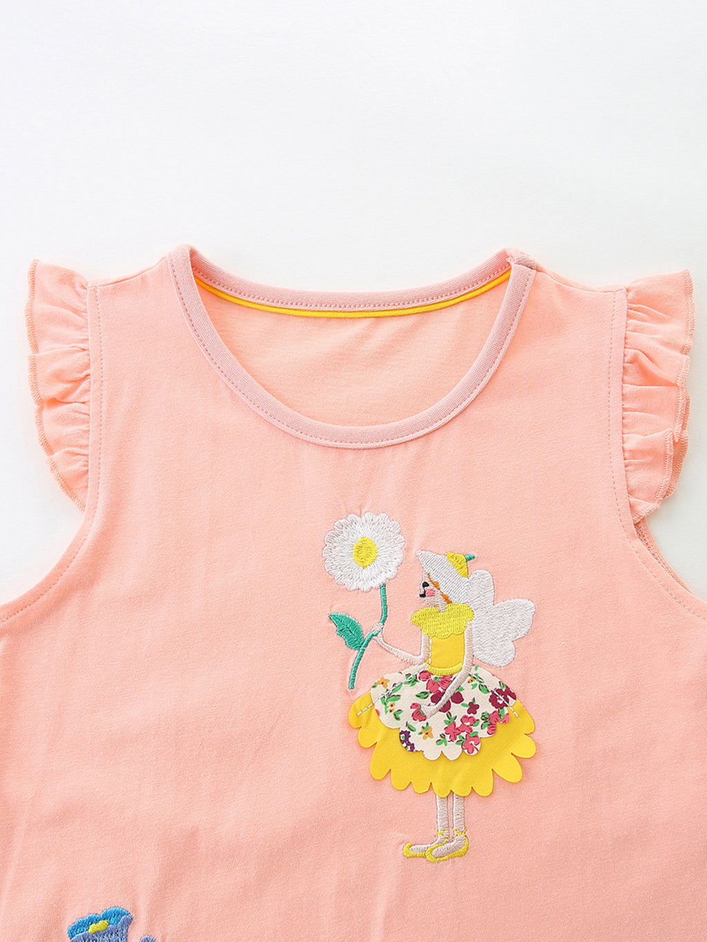 Watermelon pink Kleid mit Rundhalsausschnitt, Rüschenärmeln und Blumenapplikation