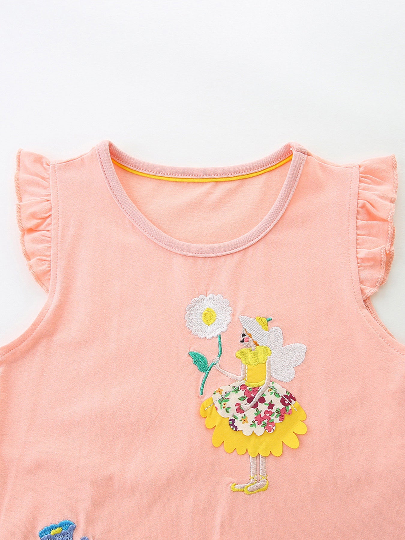 Watermelon pink Kleid mit Rundhalsausschnitt, Rüschenärmeln und Blumenapplikation