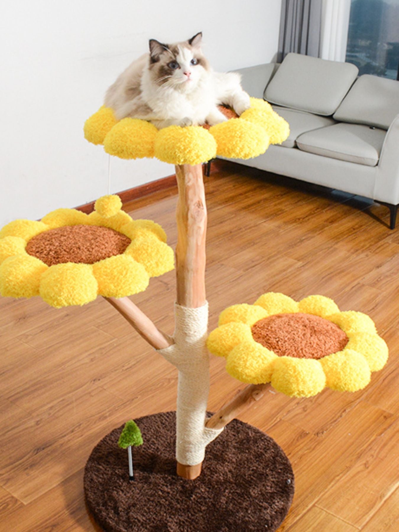 Árbol para gatos amarillo con tres plataformas tipo flor y poste con cuerda