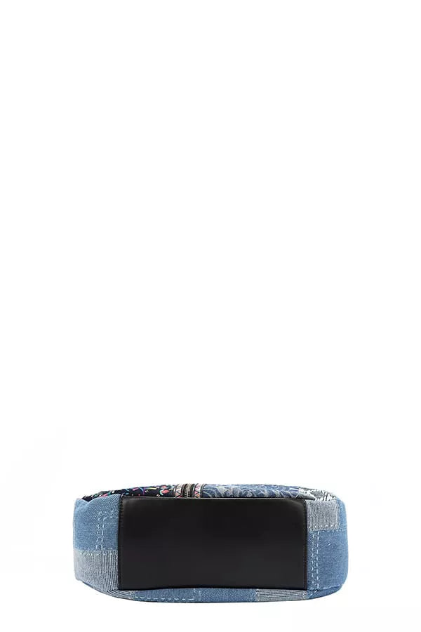 Bosque De Amor denim hobo bag vista trasera con franja negra acolchada en la base
