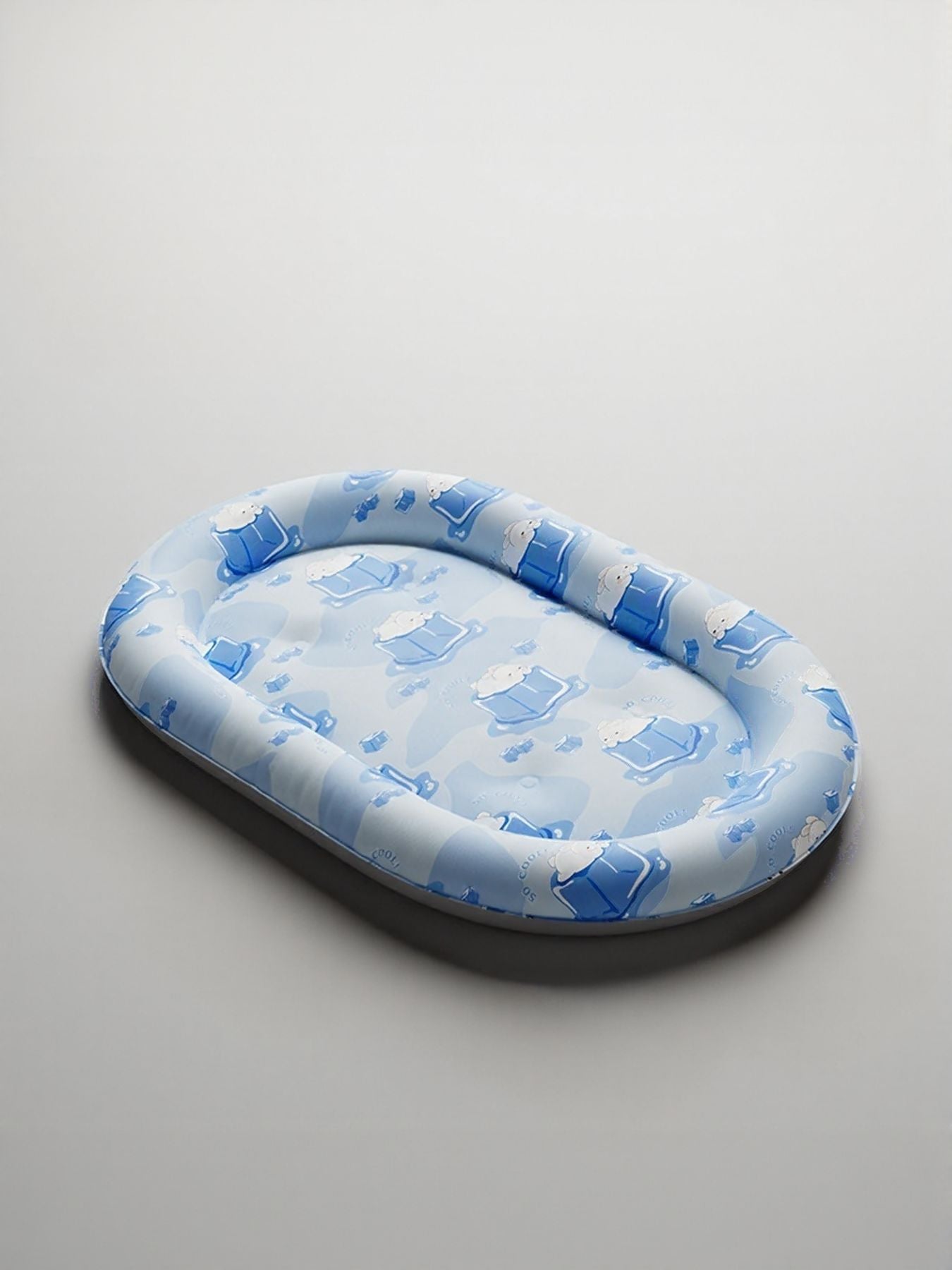 Blaues ovales Pet Ice Nest-Polster mit Bären-Print, flach liegend