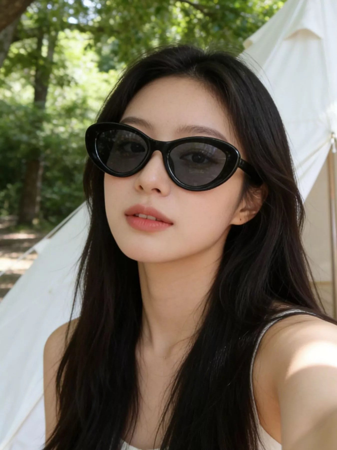 Cat-eye sunglasses, black oversized cat-eye lenses