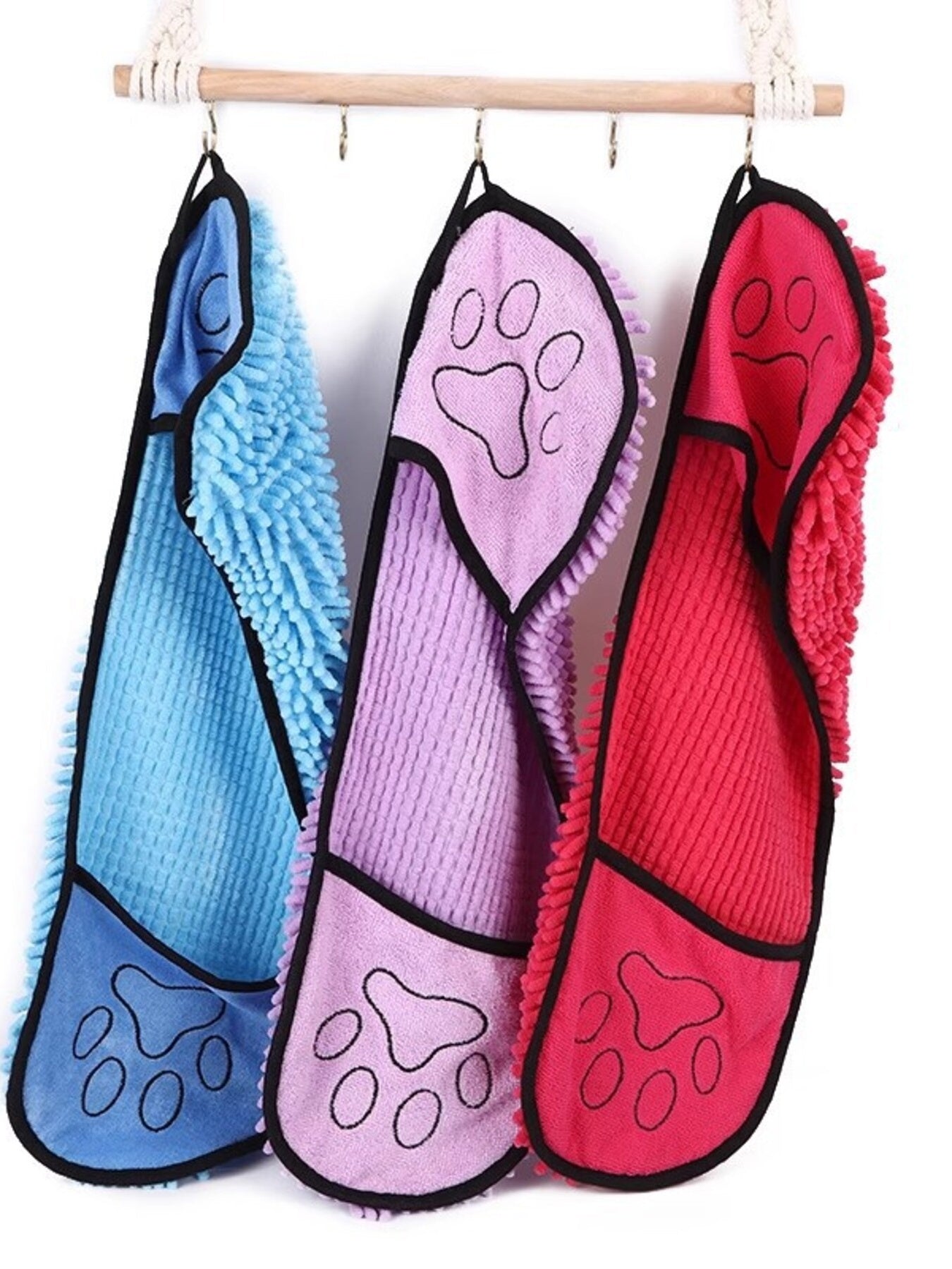 Paw Print Pet Towel con patitas azules, moradas y rojas colgadas con borde negro