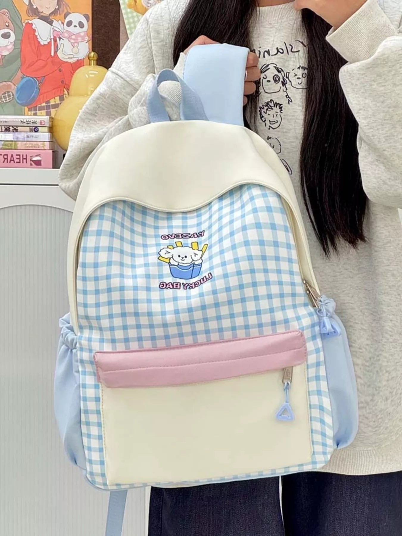 Blauer Cartoon-Gingham-Rucksack mit weißem Oberteil, blauem Träger und rosa Tasche