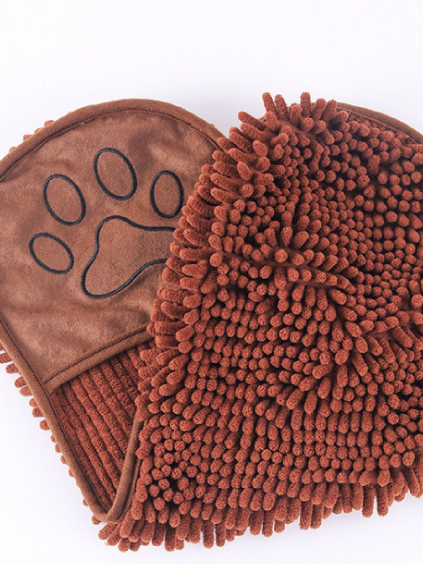 Paw Print Pet Towel marrón con borde negro y huellas en contorno