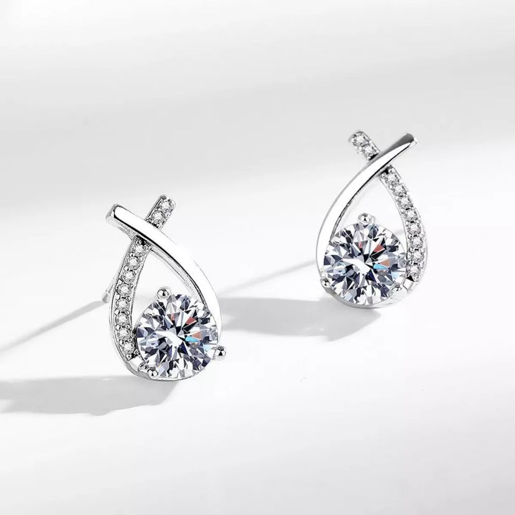 1-Karat Moissanit-Ohrstecker, 925 Silber, seitliche Ansicht der Tropfenfassung