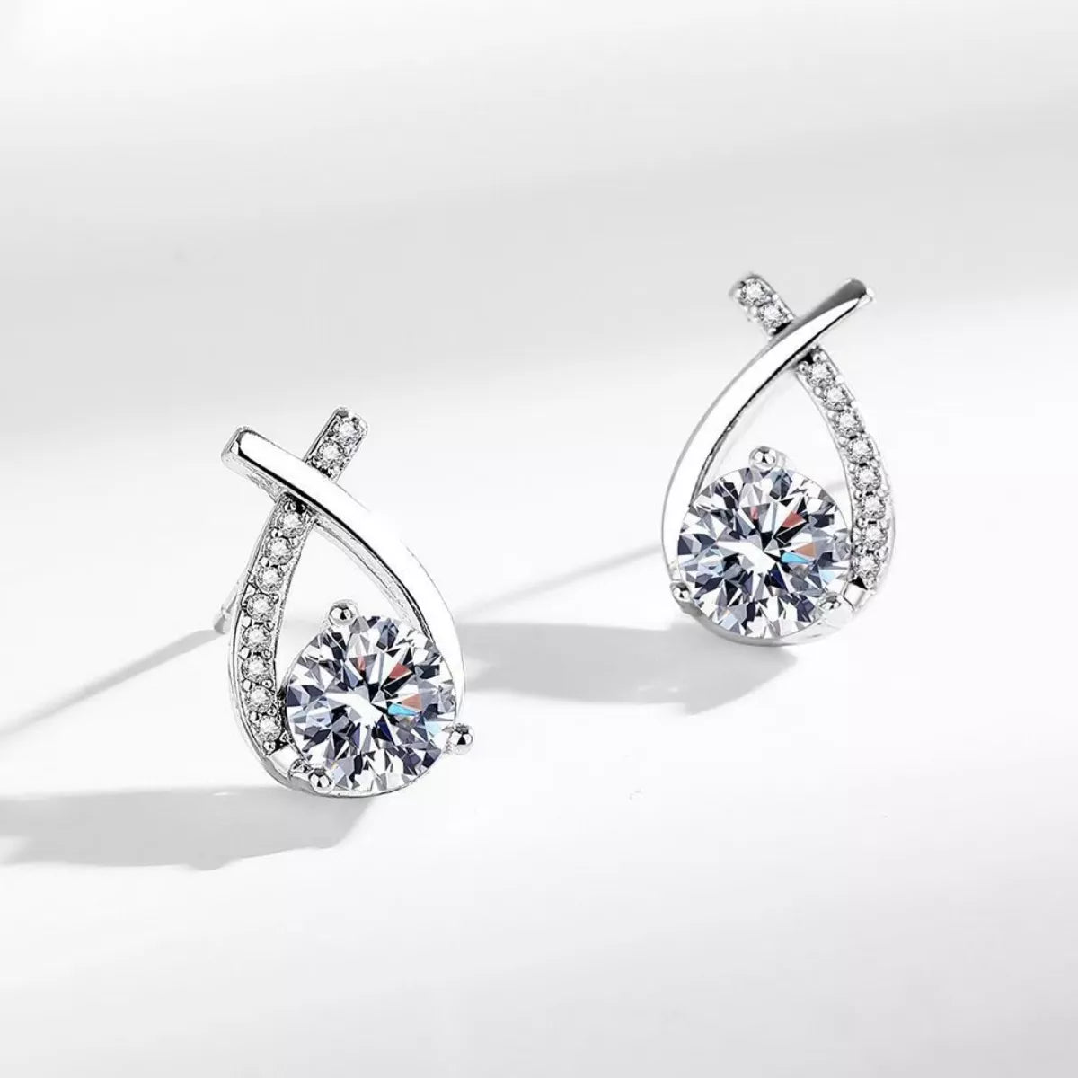 1-Karat Moissanit-Ohrstecker, 925 Silber, seitliche Ansicht der Tropfenfassung